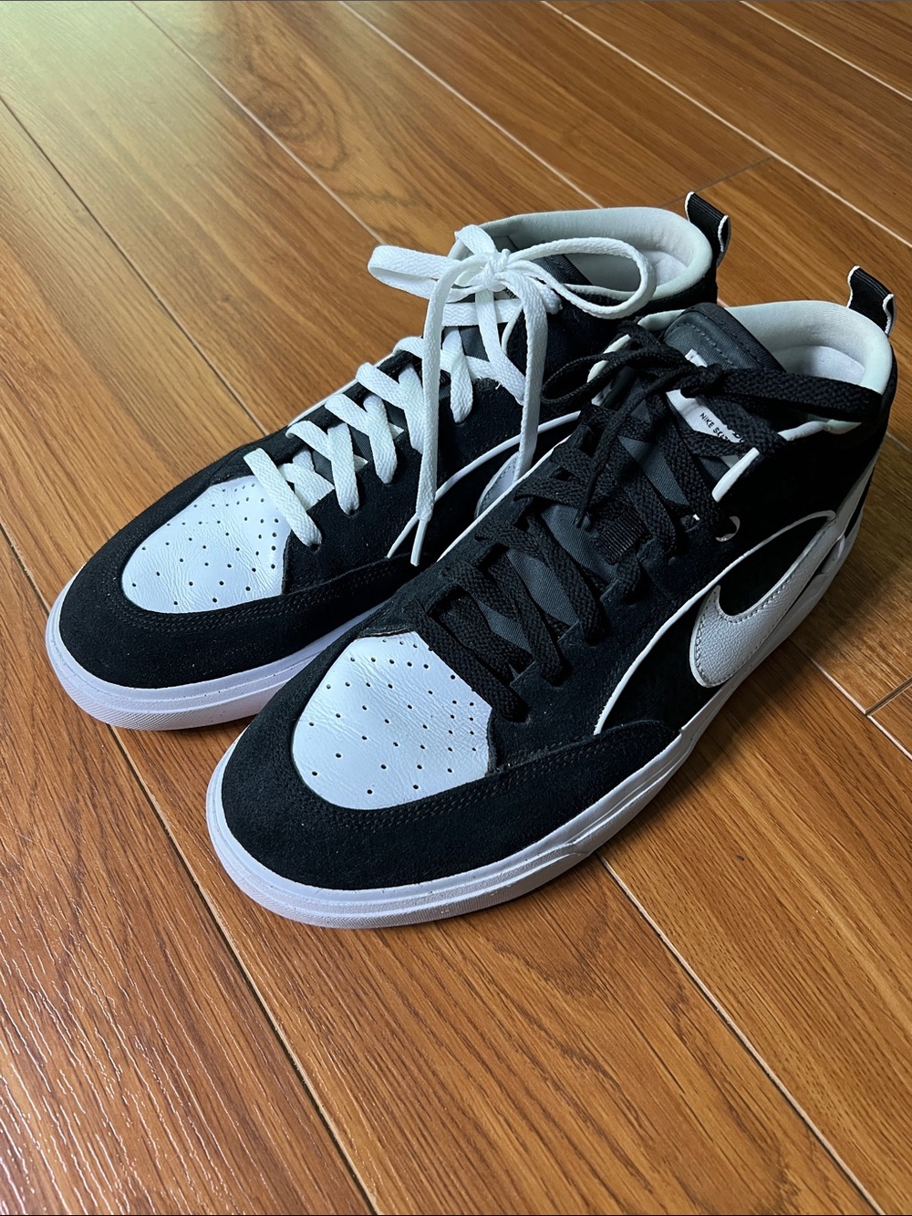 Very Gently Used Nike X Leo Baker Men’s Skateboard High-Top Sneakers Size 11
